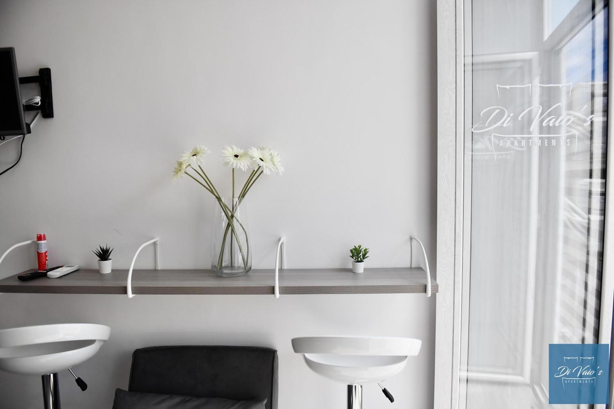 Di Vaio'S Apartments Napoli Bagian luar foto