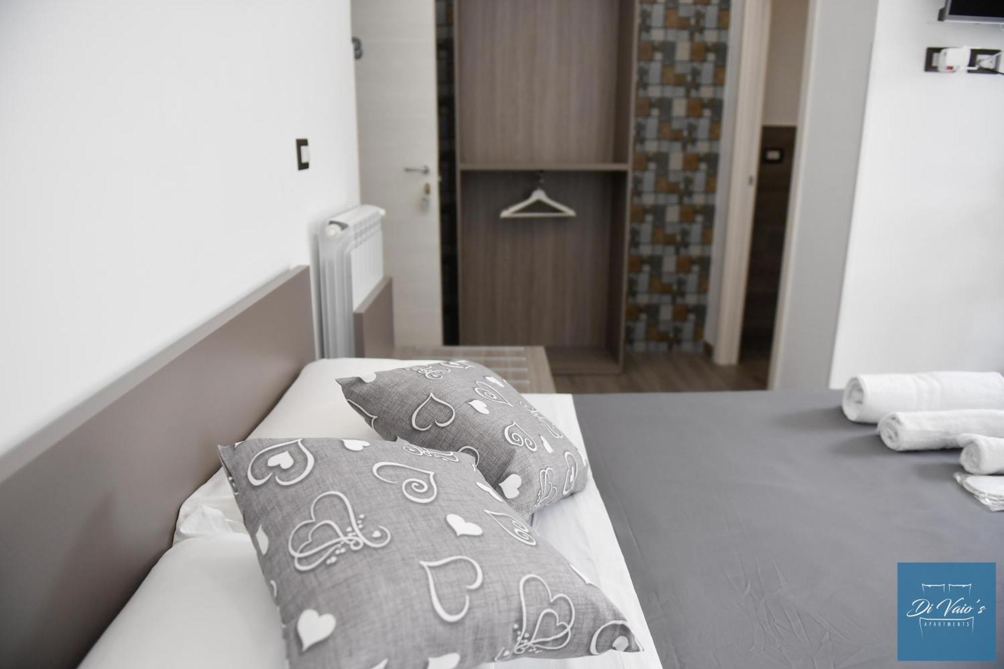 Di Vaio'S Apartments Napoli Bagian luar foto