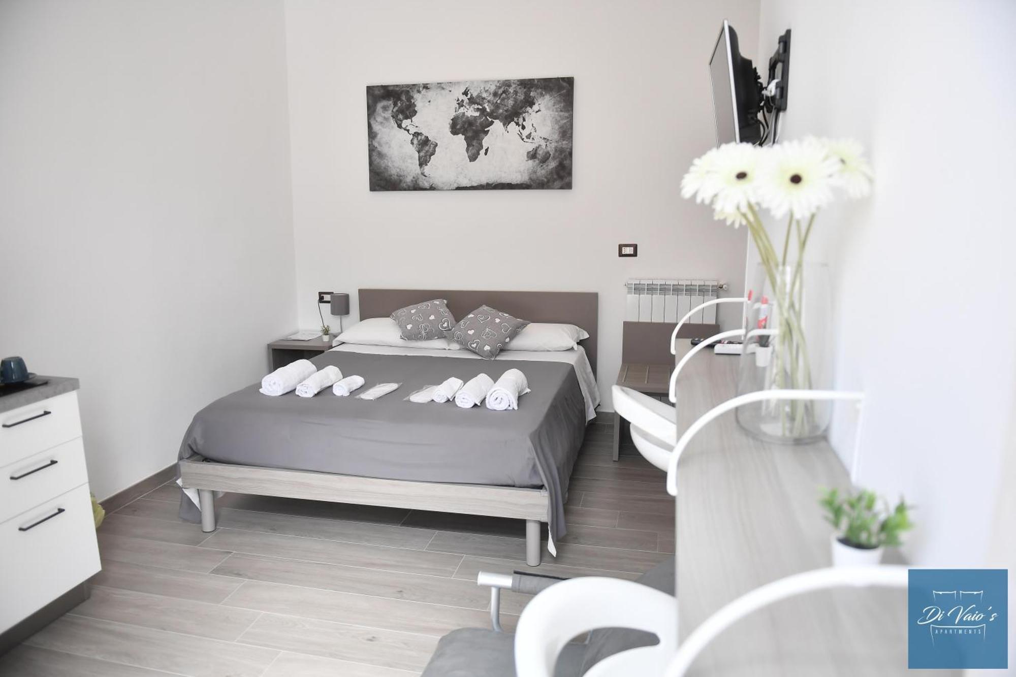 Di Vaio'S Apartments Napoli Bagian luar foto