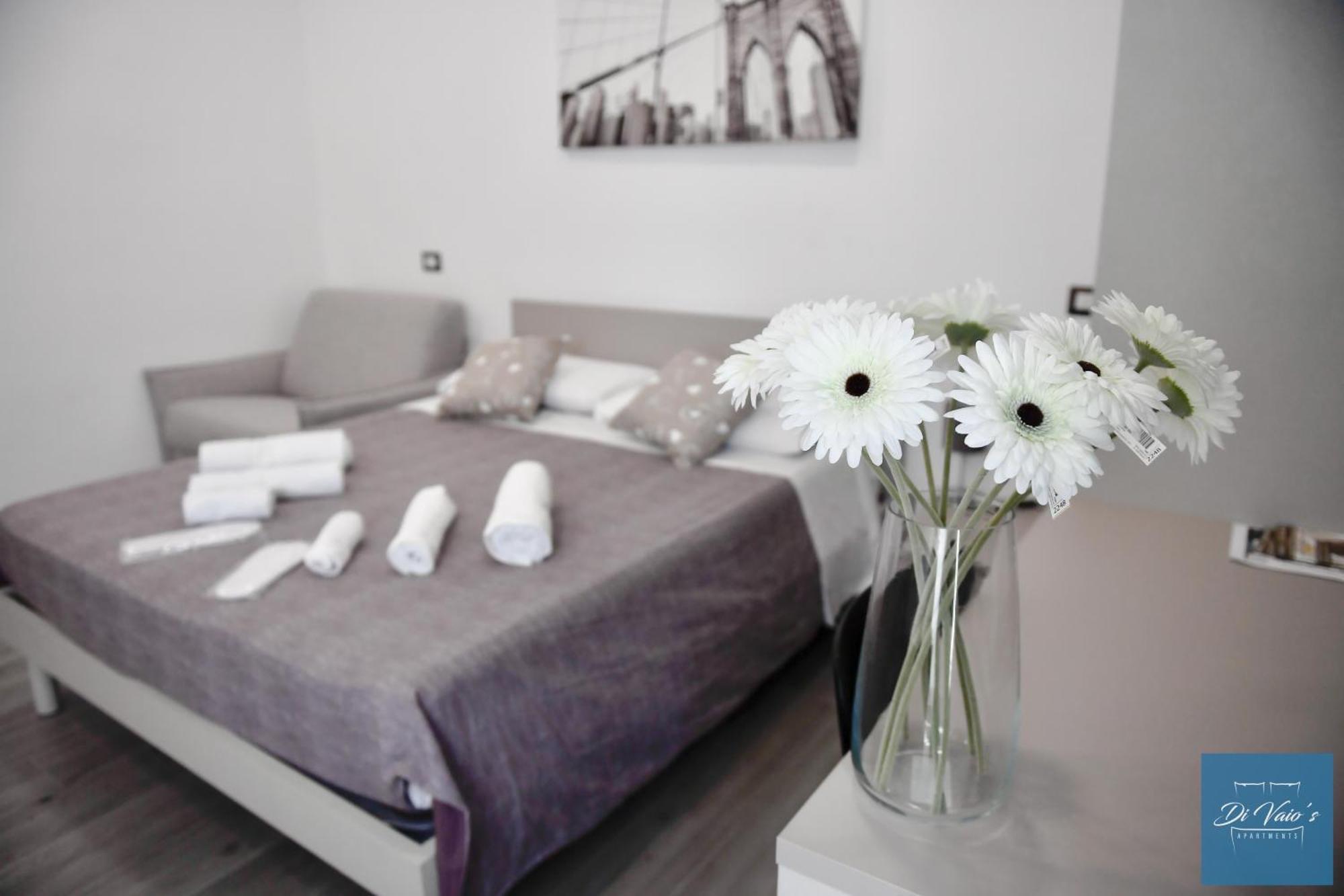 Di Vaio'S Apartments Napoli Bagian luar foto